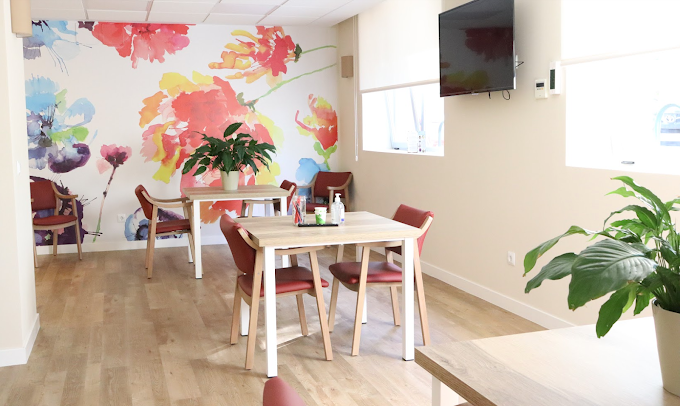 Comedor con mural artístico y ambiente acogedor
