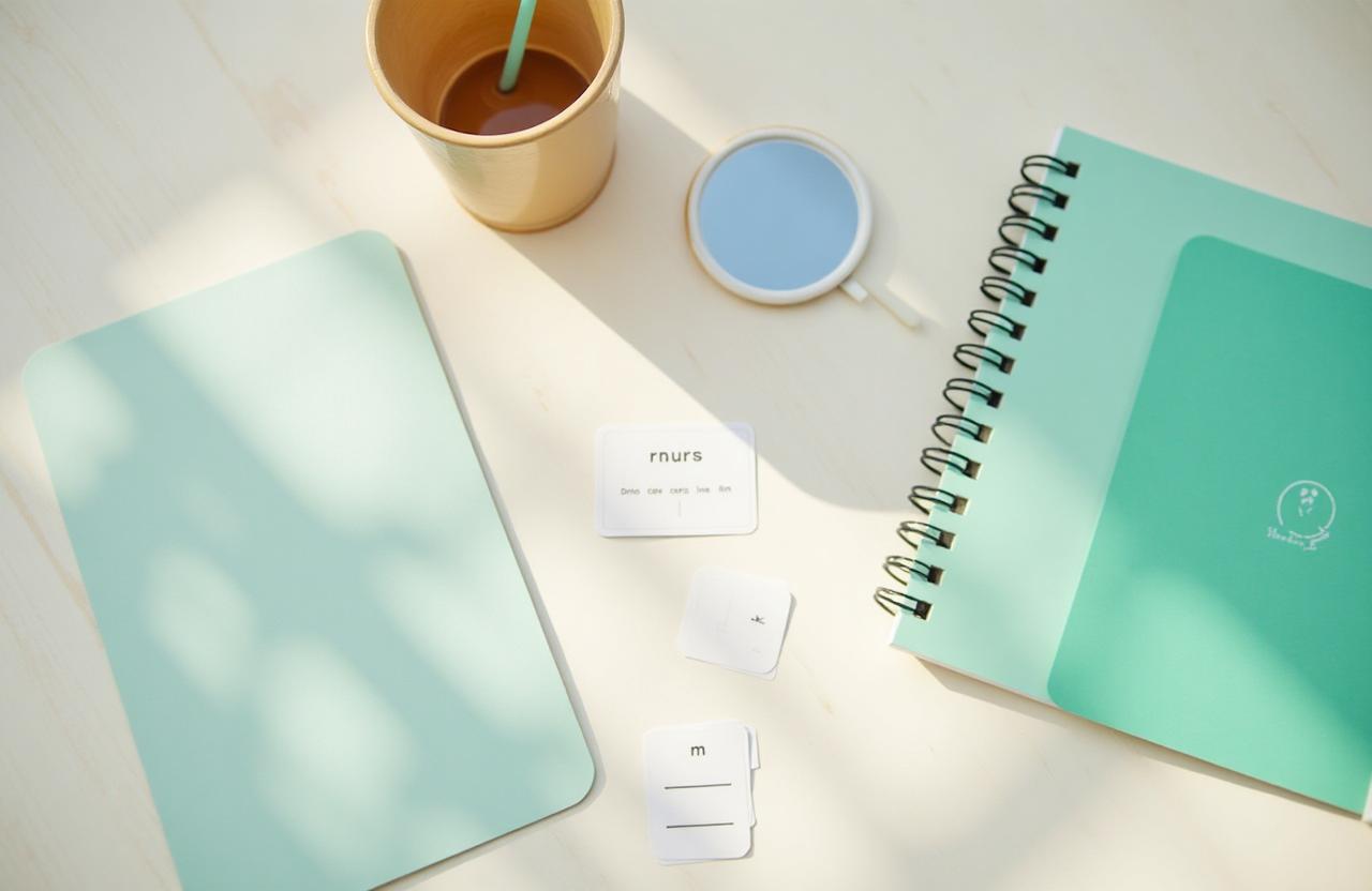 Tarjetas fonéticas, espejo pequeño, cuaderno de sílabas y vaso adaptado para logopedia