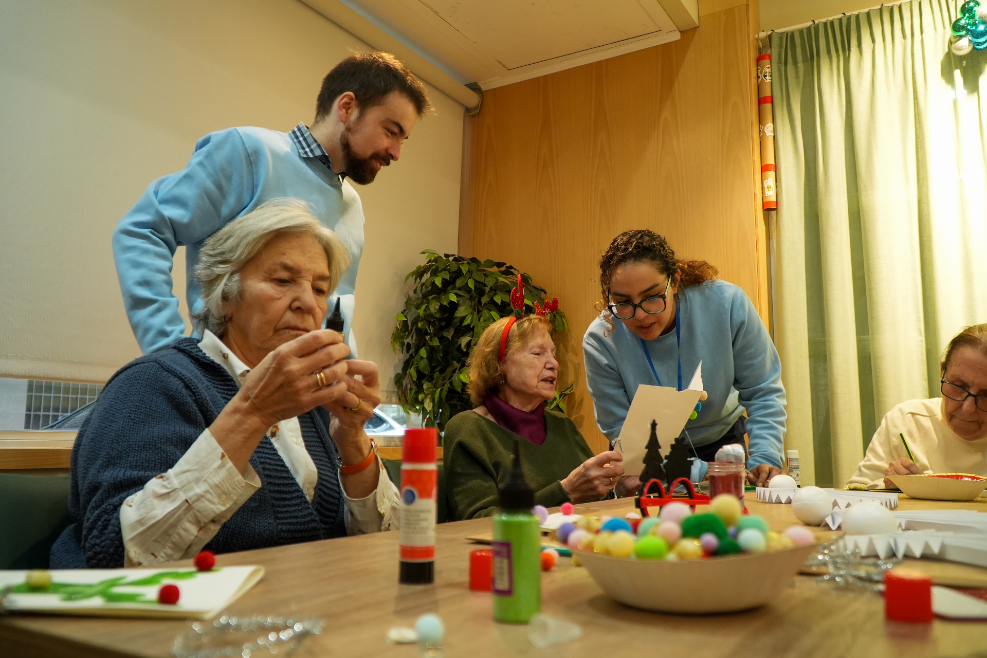 Actividades navideñas en Neurovida con personas mayores y profesionales