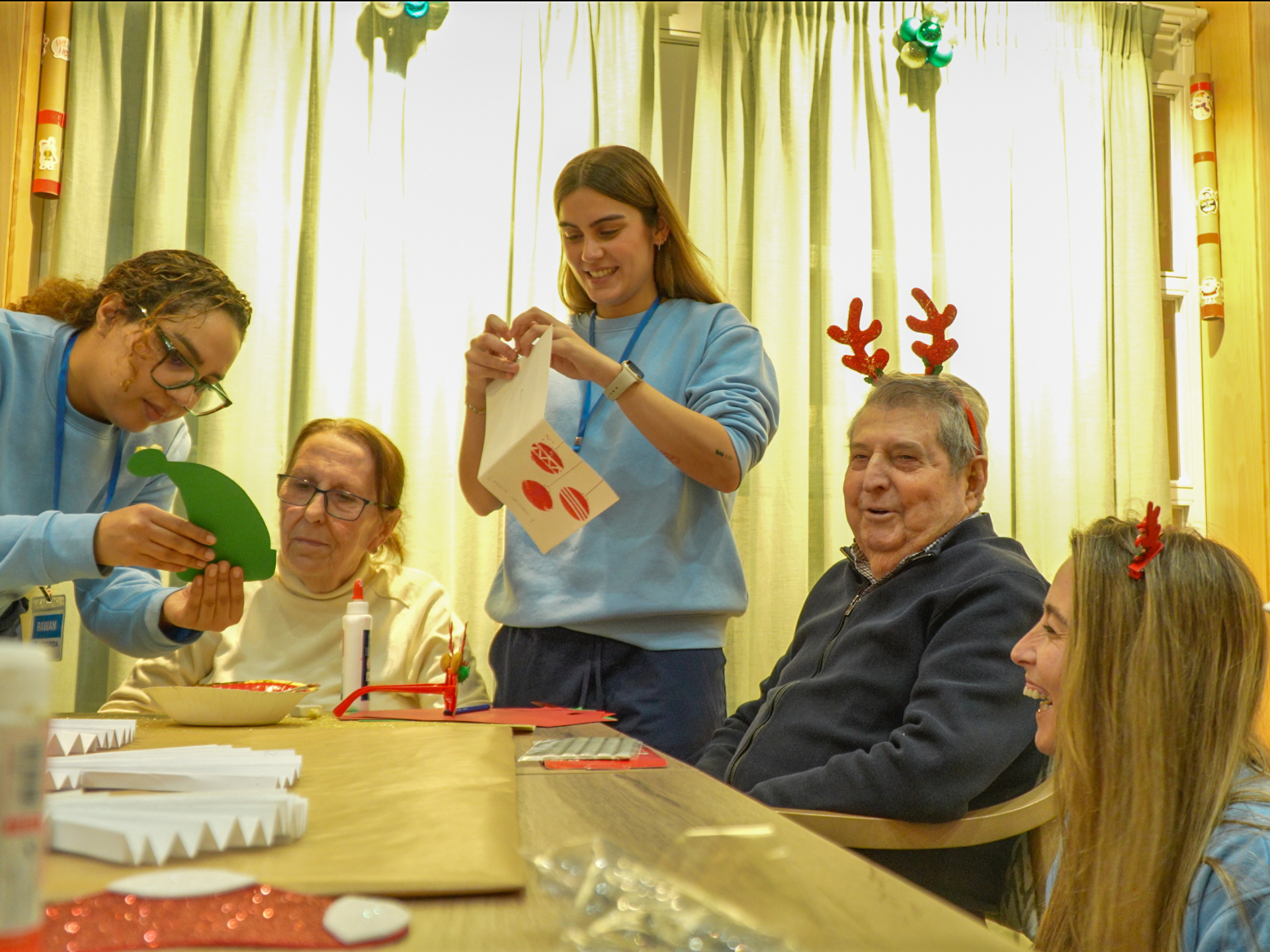Equipo de Neurovida compartiendo momento navideño con participantes