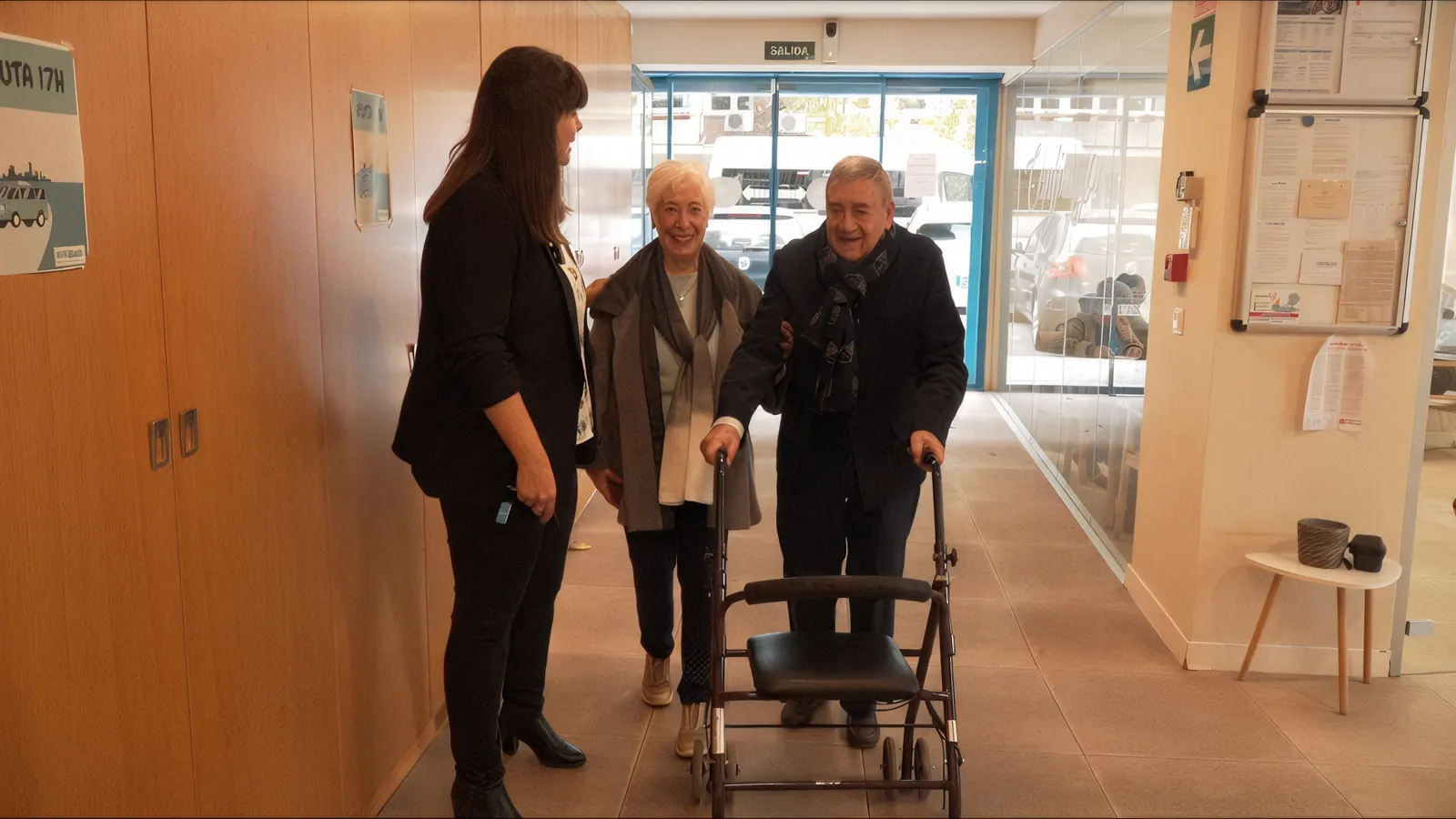 Equipo de Neurovida dando la bienvenida en la entrada del centro