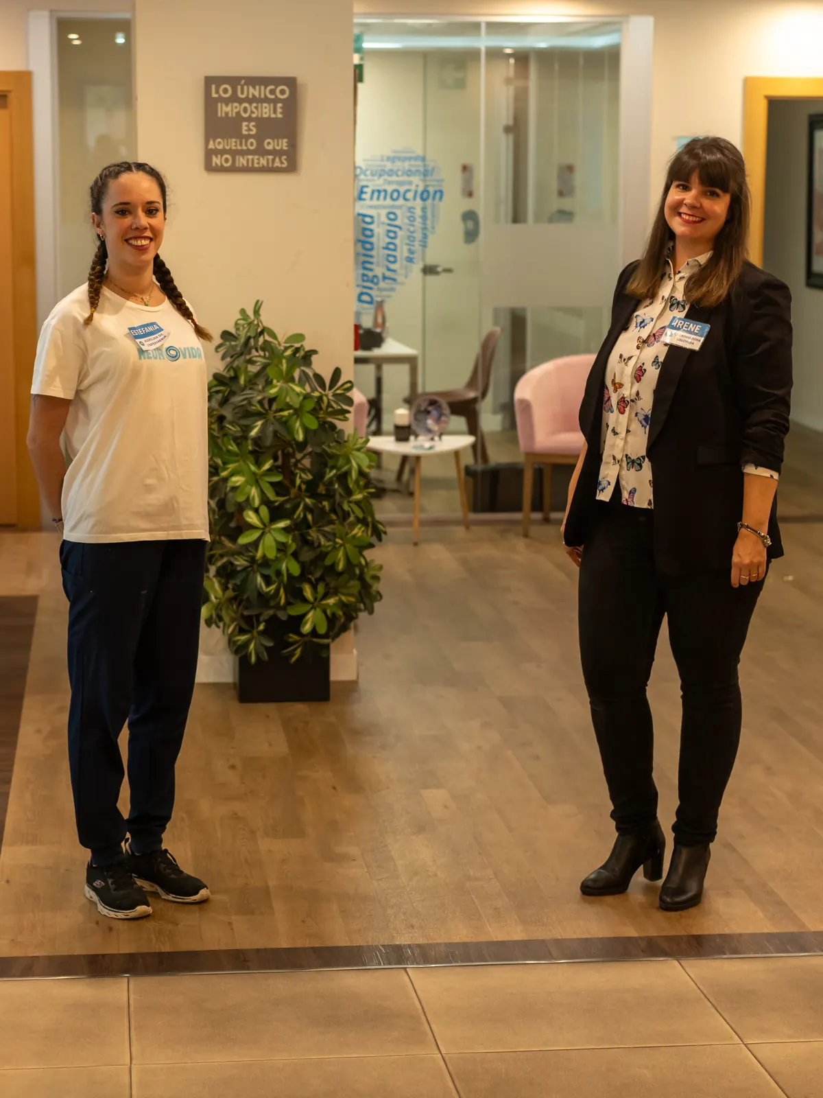 Dos profesionales del equipo de Neurovida en la recepción del centro