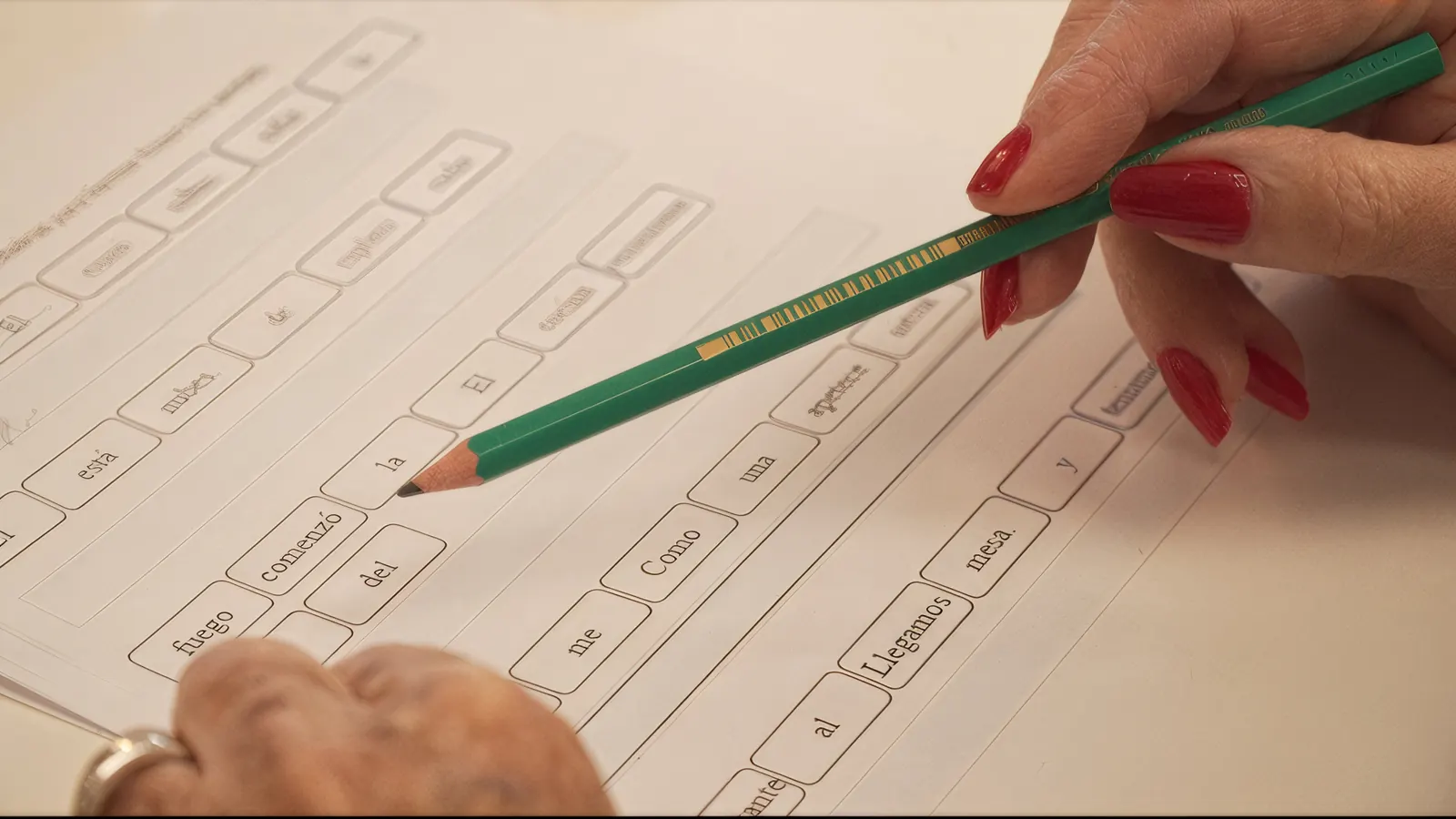 Participante escribiendo palabras en una ficha durante una sesión en Neurovida